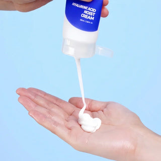 ISNTREE Hyaluronic Acid Moist Cream in a 100mL jar, featuring a smooth, hydrating cream for moisturizing skin.
