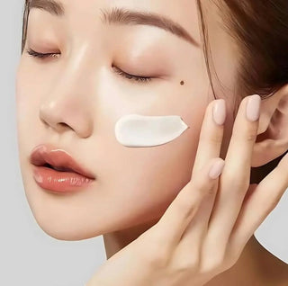 Medicube Zero Pore Cream 2.0 facial cream in 50mL jar, designed to minimize pores and improve skin clarity.