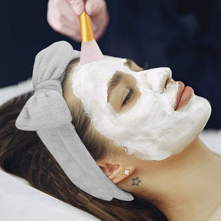 Seul Kare silicone mask brush in black, featuring a flexible silicone head for easy application of facial masks.