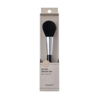 Studio 17 blush brush 833 for makeup application, with soft bristles and ergonomic handle, ideal for blush and powder.